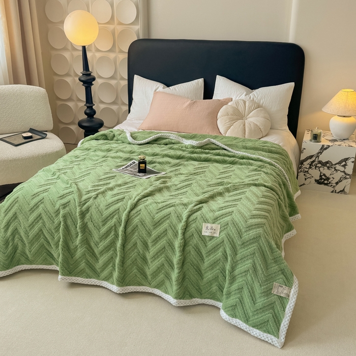 91家纺网 家纺一手货源 找家纺 穆琪2025新款轻奢盖毯高克重多层提花绵柔绒保暖毛毯绵密亲肤沙发毯休闲小毯子 果绿