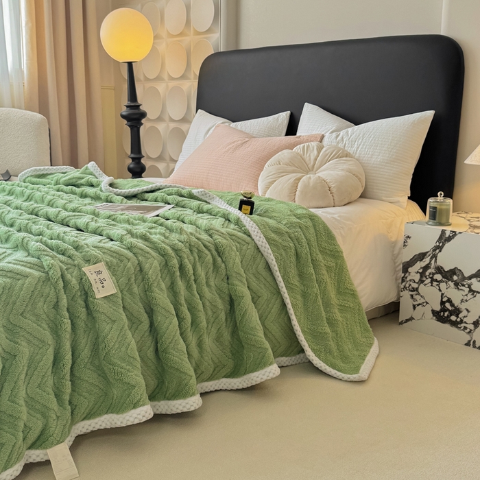 91家纺网 家纺一手货源 找家纺 穆琪2025新款轻奢盖毯高克重多层提花绵柔绒保暖毛毯绵密亲肤沙发毯休闲小毯子 果绿