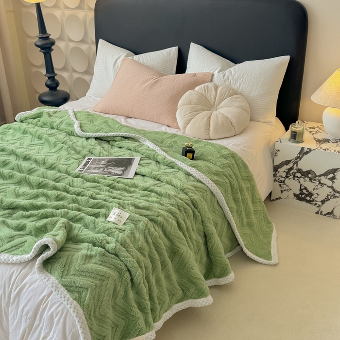 91家纺网 家纺一手货源 找家纺 穆琪2025新款轻奢盖毯高克重多层提花绵柔绒保暖毛毯绵密亲肤沙发毯休闲小毯子 果绿