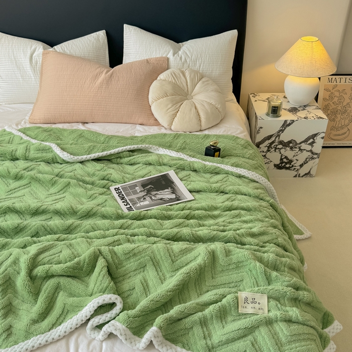 91家纺网 家纺一手货源 找家纺 穆琪2025新款轻奢盖毯高克重多层提花绵柔绒保暖毛毯绵密亲肤沙发毯休闲小毯子 果绿
