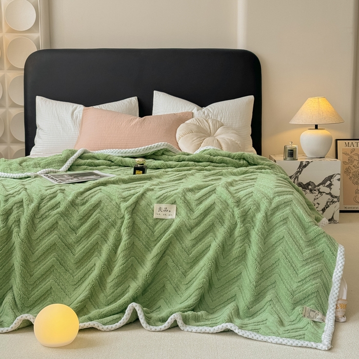 91家纺网 家纺一手货源 找家纺 穆琪2025新款轻奢盖毯高克重多层提花绵柔绒保暖毛毯绵密亲肤沙发毯休闲小毯子 果绿