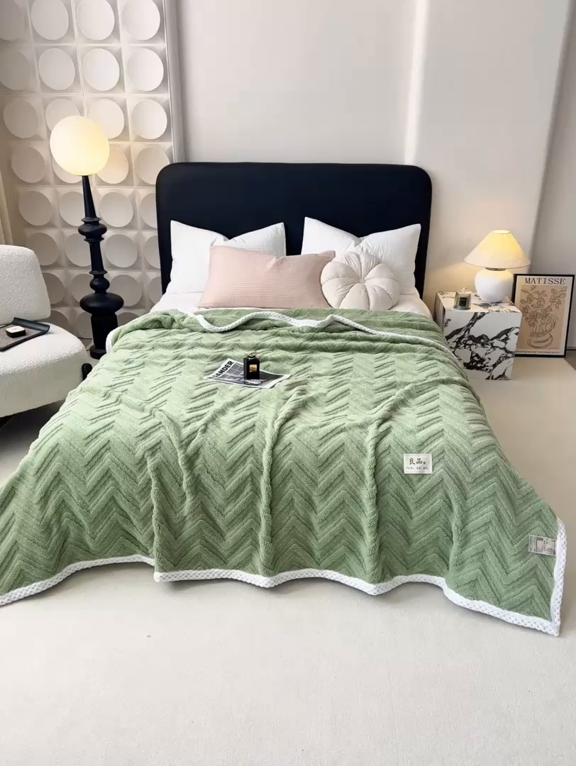 91家纺网 家纺一手货源 找家纺 穆琪2025新款轻奢盖毯高克重多层提花绵柔绒保暖毛毯绵密亲肤沙发毯休闲小毯子 果绿