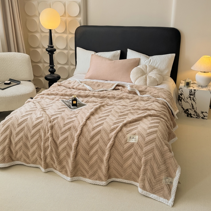 91家纺网 家纺一手货源 找家纺 穆琪2025新款轻奢盖毯高克重多层提花绵柔绒保暖毛毯绵密亲肤沙发毯休闲小毯子 浅咖