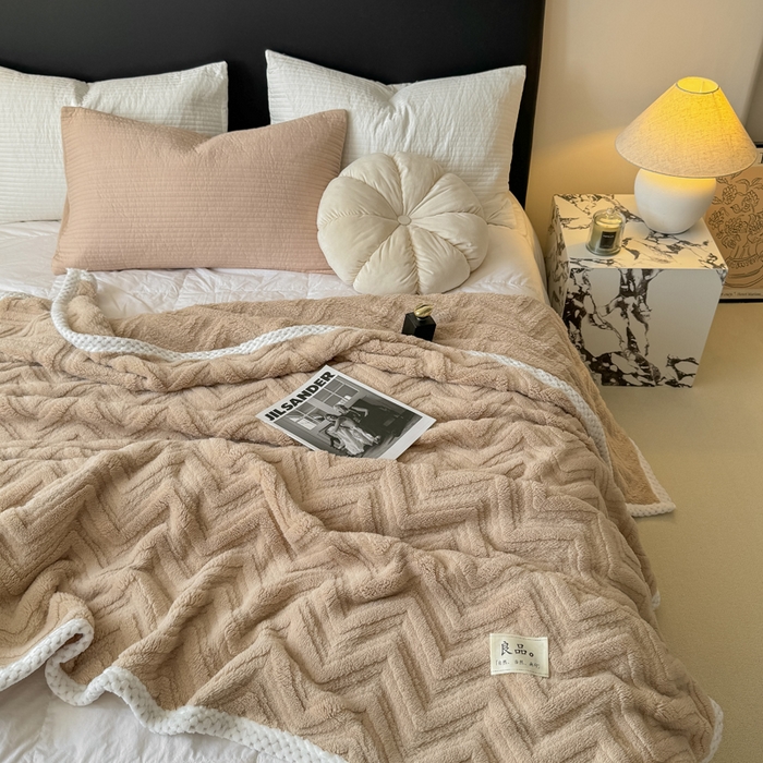 91家纺网 家纺一手货源 找家纺 穆琪2025新款轻奢盖毯高克重多层提花绵柔绒保暖毛毯绵密亲肤沙发毯休闲小毯子 浅咖