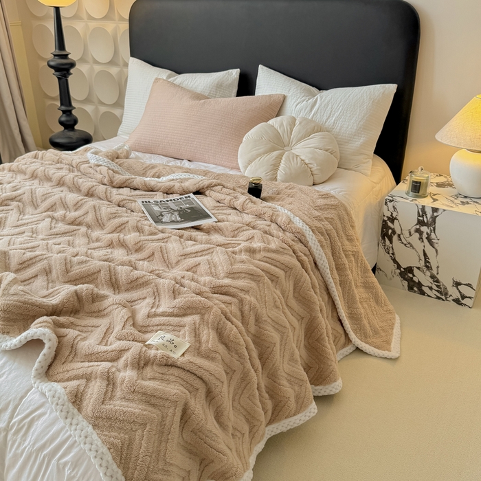 91家纺网 家纺一手货源 找家纺 穆琪2025新款轻奢盖毯高克重多层提花绵柔绒保暖毛毯绵密亲肤沙发毯休闲小毯子 浅咖