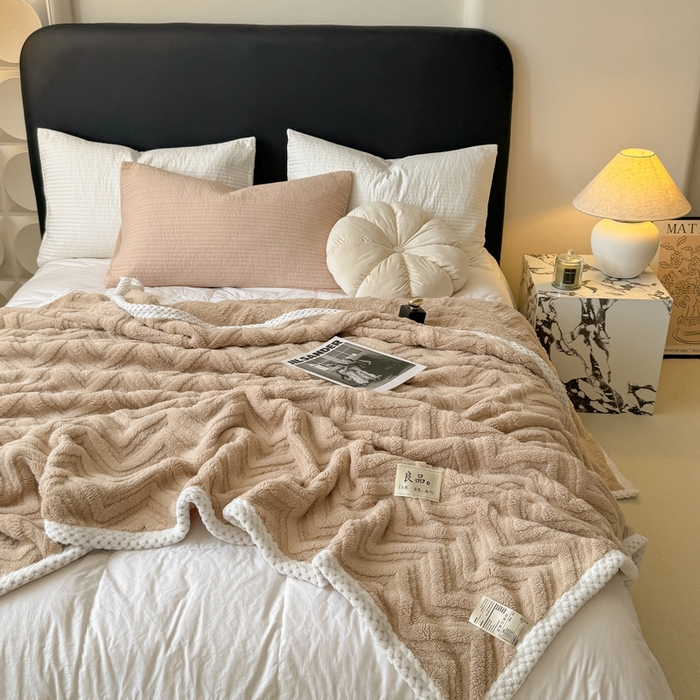 91家纺网 家纺一手货源 找家纺 穆琪2025新款轻奢盖毯高克重多层提花绵柔绒保暖毛毯绵密亲肤沙发毯休闲小毯子 浅咖