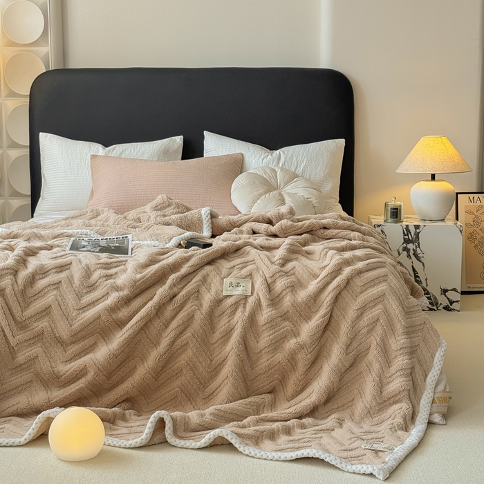 91家纺网 家纺一手货源 找家纺 穆琪2025新款轻奢盖毯高克重多层提花绵柔绒保暖毛毯绵密亲肤沙发毯休闲小毯子 浅咖