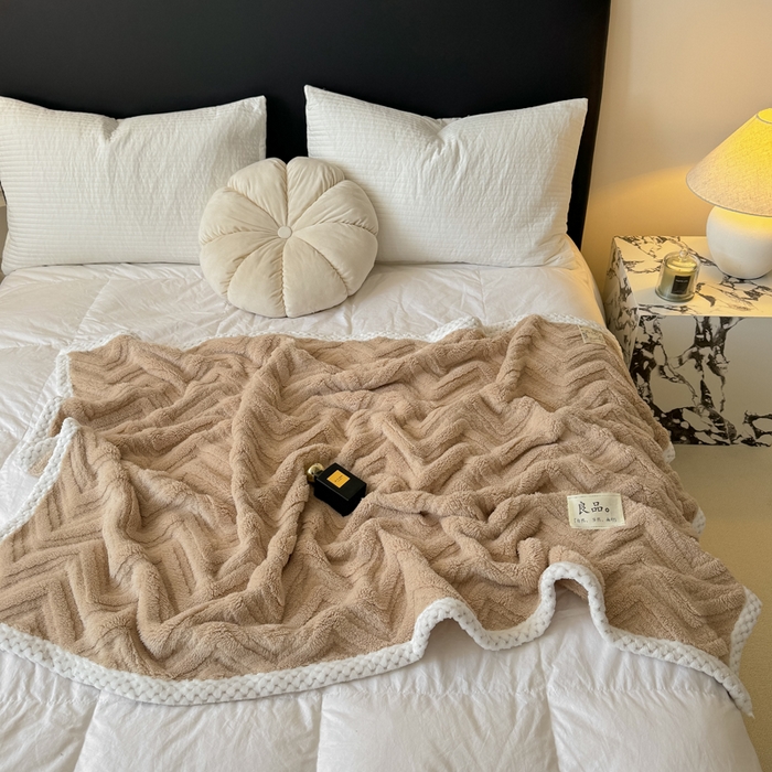 91家纺网 家纺一手货源 找家纺 穆琪2025新款轻奢盖毯高克重多层提花绵柔绒保暖毛毯绵密亲肤沙发毯休闲小毯子 浅咖