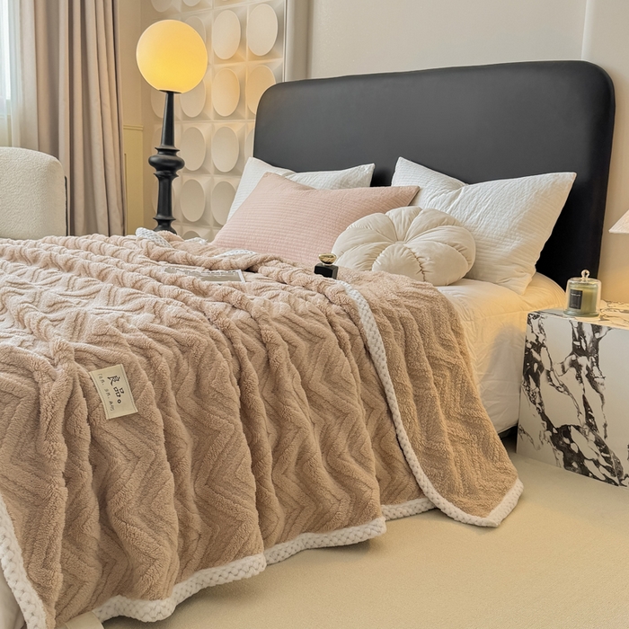 91家纺网 家纺一手货源 找家纺 穆琪2025新款轻奢盖毯高克重多层提花绵柔绒保暖毛毯绵密亲肤沙发毯休闲小毯子 浅咖