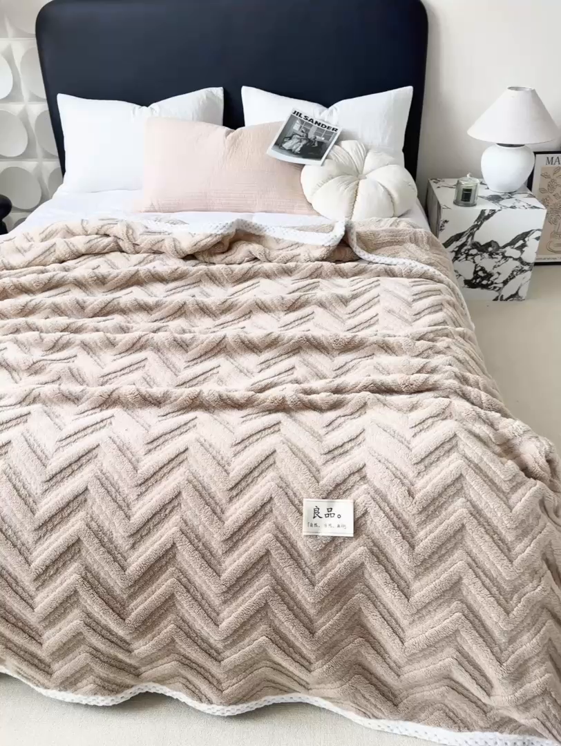 91家纺网 家纺一手货源 找家纺 穆琪2025新款轻奢盖毯高克重多层提花绵柔绒保暖毛毯绵密亲肤沙发毯休闲小毯子 浅咖