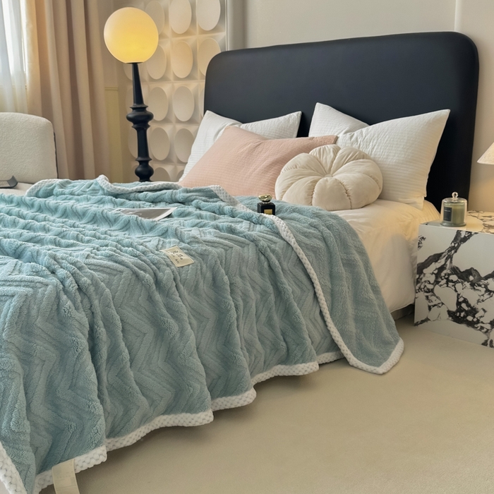 91家纺网 家纺一手货源 找家纺 穆琪2025新款轻奢盖毯高克重多层提花绵柔绒保暖毛毯绵密亲肤沙发毯休闲小毯子 秋波蓝