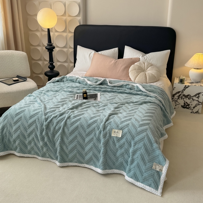 91家纺网 家纺一手货源 找家纺 穆琪2025新款轻奢盖毯高克重多层提花绵柔绒保暖毛毯绵密亲肤沙发毯休闲小毯子 秋波蓝