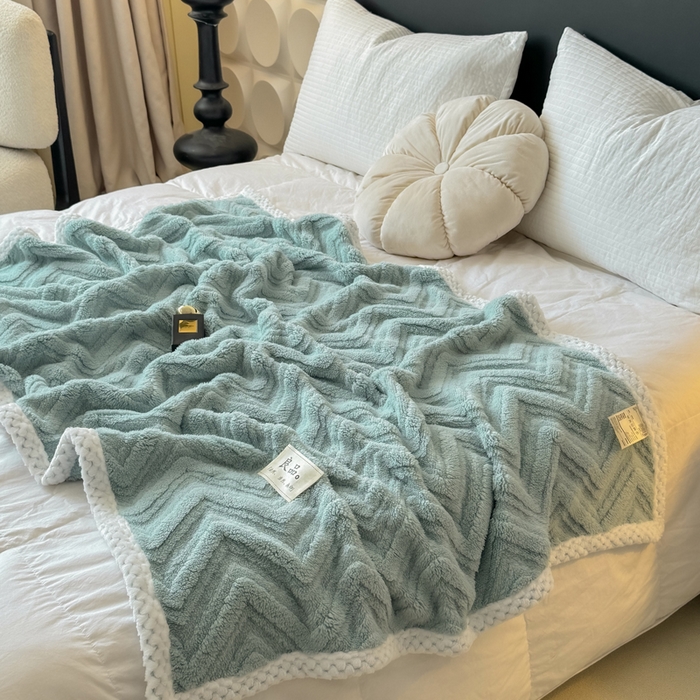 91家纺网 家纺一手货源 找家纺 穆琪2025新款轻奢盖毯高克重多层提花绵柔绒保暖毛毯绵密亲肤沙发毯休闲小毯子 秋波蓝