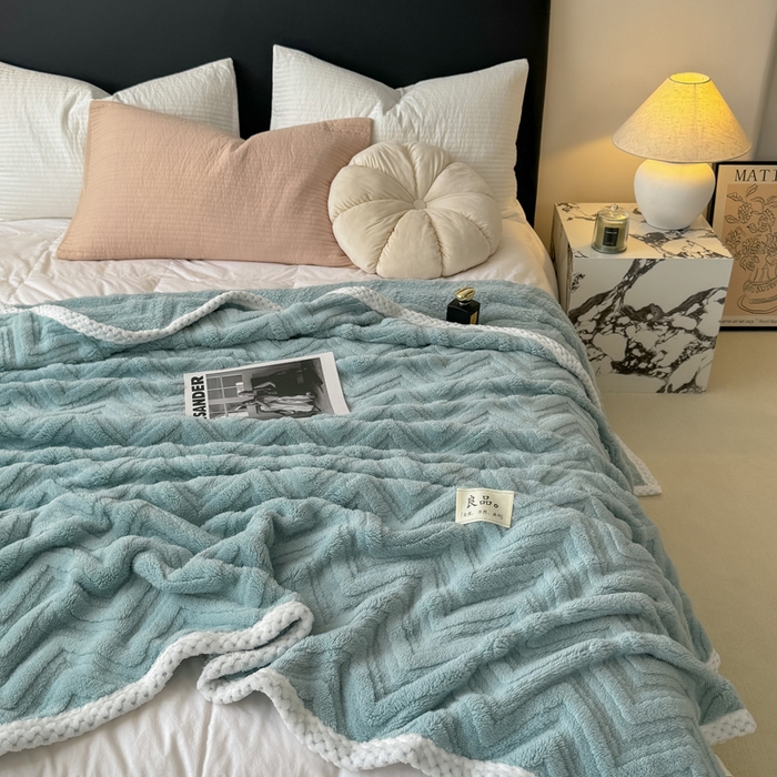 91家纺网 家纺一手货源 找家纺 穆琪2025新款轻奢盖毯高克重多层提花绵柔绒保暖毛毯绵密亲肤沙发毯休闲小毯子 秋波蓝