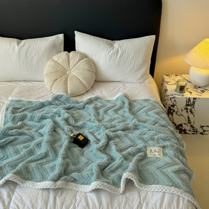 91家纺网 家纺一手货源 找家纺 穆琪2025新款轻奢盖毯高克重多层提花绵柔绒保暖毛毯绵密亲肤沙发毯休闲小毯子 秋波蓝