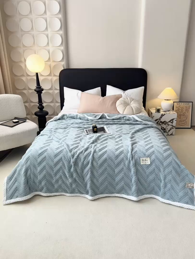 91家纺网 家纺一手货源 找家纺 穆琪2025新款轻奢盖毯高克重多层提花绵柔绒保暖毛毯绵密亲肤沙发毯休闲小毯子 秋波蓝