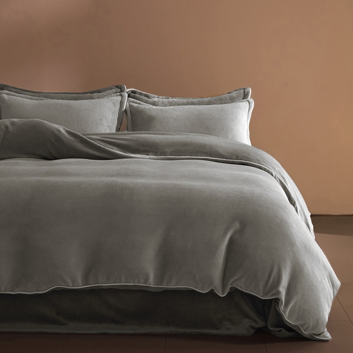 91家纺网 家纺一手货源 找家纺 麦田家纺 2025新款A类高克重纯色牛奶绒四件套 鸭蛋灰