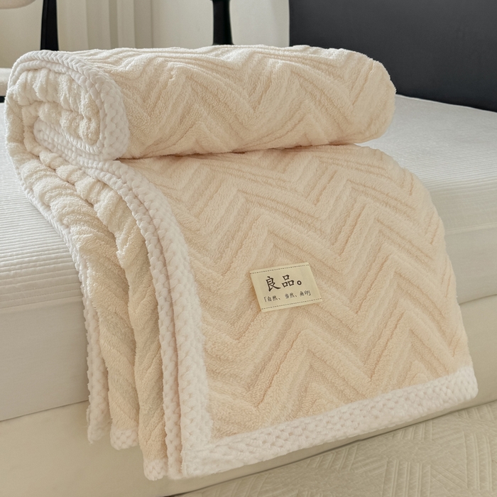 91家纺网 家纺一手货源 找家纺 穆琪2025新款轻奢盖毯高克重多层提花绵柔绒保暖毛毯绵密亲肤沙发毯休闲小毯子 象牙白