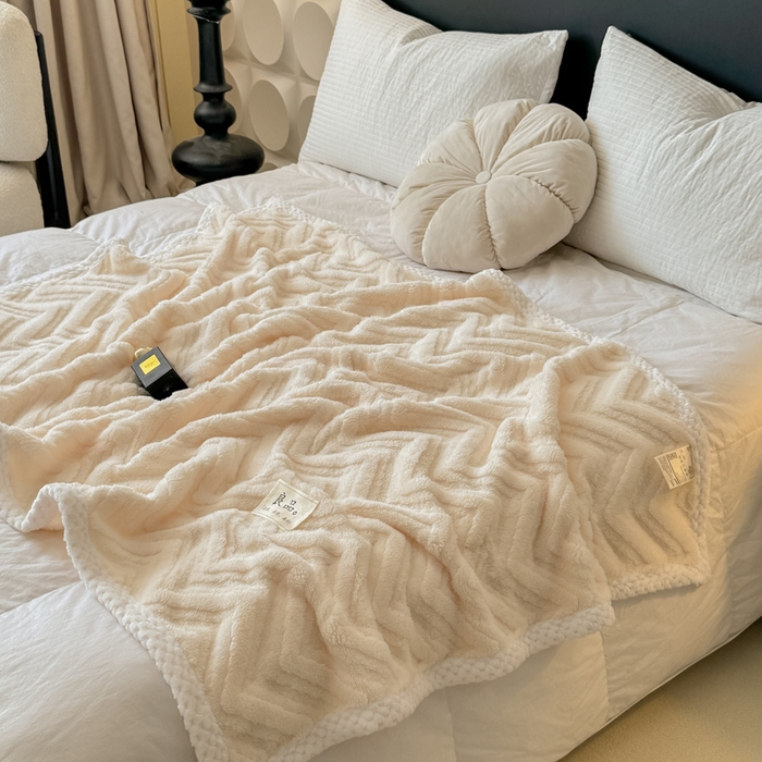 91家纺网 家纺一手货源 找家纺 穆琪2025新款轻奢盖毯高克重多层提花绵柔绒保暖毛毯绵密亲肤沙发毯休闲小毯子 象牙白