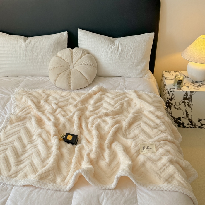 91家纺网 家纺一手货源 找家纺 穆琪2025新款轻奢盖毯高克重多层提花绵柔绒保暖毛毯绵密亲肤沙发毯休闲小毯子 象牙白