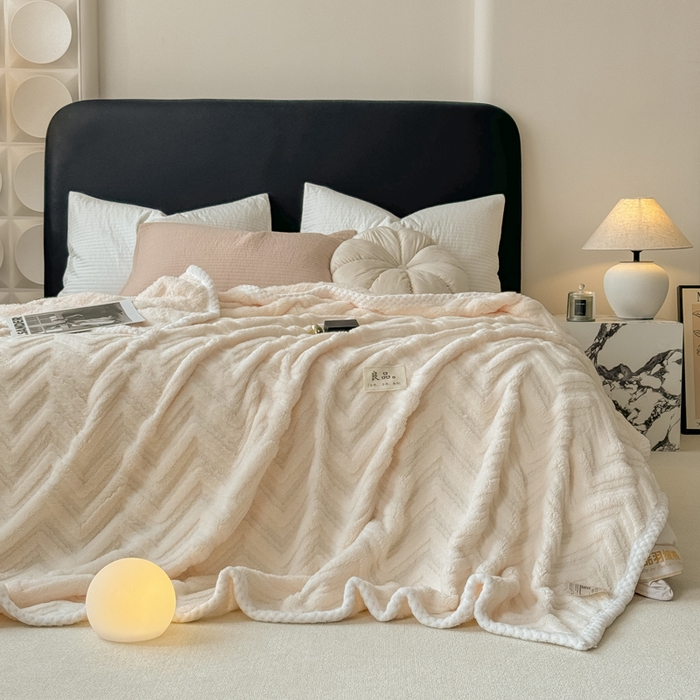 91家纺网 家纺一手货源 找家纺 穆琪2025新款轻奢盖毯高克重多层提花绵柔绒保暖毛毯绵密亲肤沙发毯休闲小毯子 象牙白