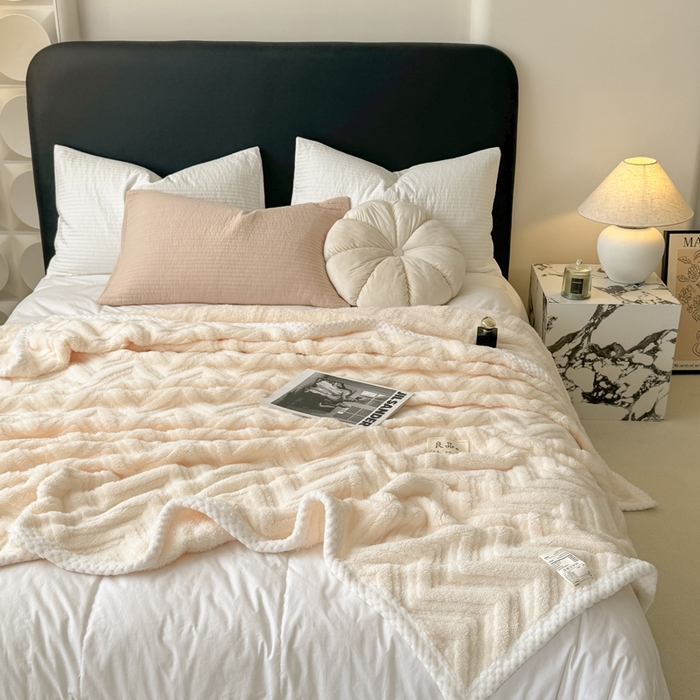 91家纺网 家纺一手货源 找家纺 穆琪2025新款轻奢盖毯高克重多层提花绵柔绒保暖毛毯绵密亲肤沙发毯休闲小毯子 象牙白