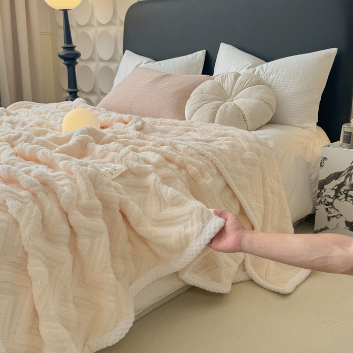 91家纺网 家纺一手货源 找家纺 穆琪2025新款轻奢盖毯高克重多层提花绵柔绒保暖毛毯绵密亲肤沙发毯休闲小毯子 象牙白