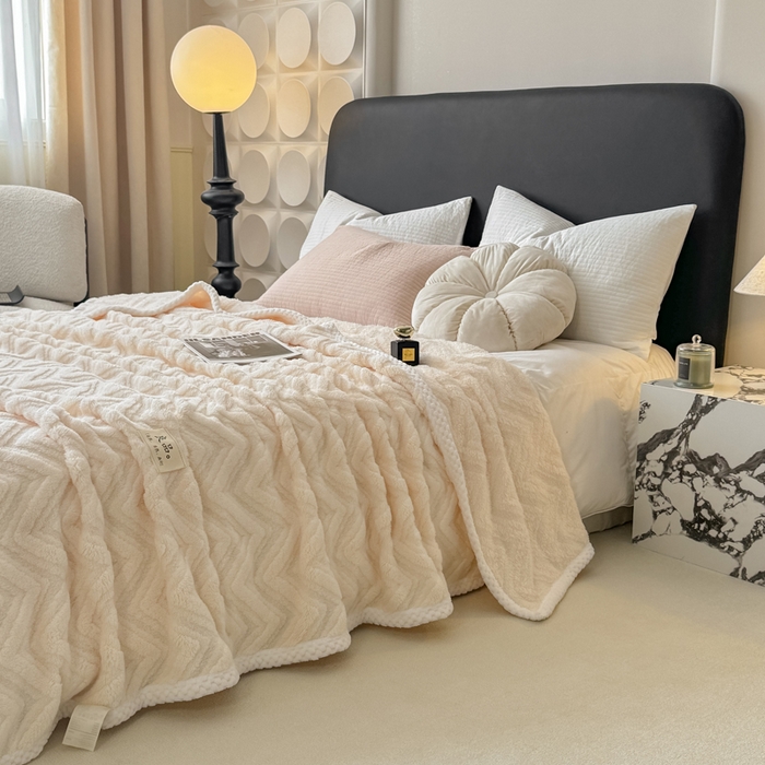 91家纺网 家纺一手货源 找家纺 穆琪2025新款轻奢盖毯高克重多层提花绵柔绒保暖毛毯绵密亲肤沙发毯休闲小毯子 象牙白