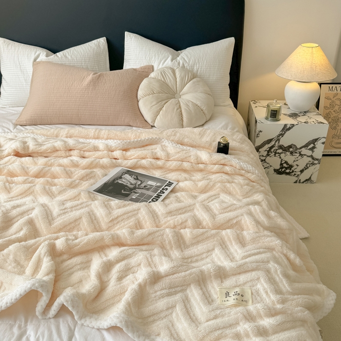 91家纺网 家纺一手货源 找家纺 穆琪2025新款轻奢盖毯高克重多层提花绵柔绒保暖毛毯绵密亲肤沙发毯休闲小毯子 象牙白