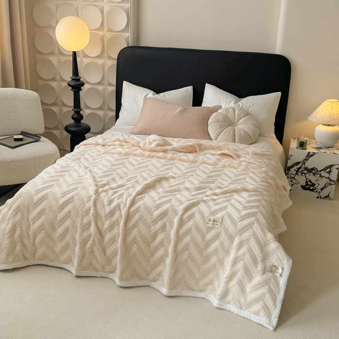 91家纺网 家纺一手货源 找家纺 穆琪2025新款轻奢盖毯高克重多层提花绵柔绒保暖毛毯绵密亲肤沙发毯休闲小毯子 象牙白