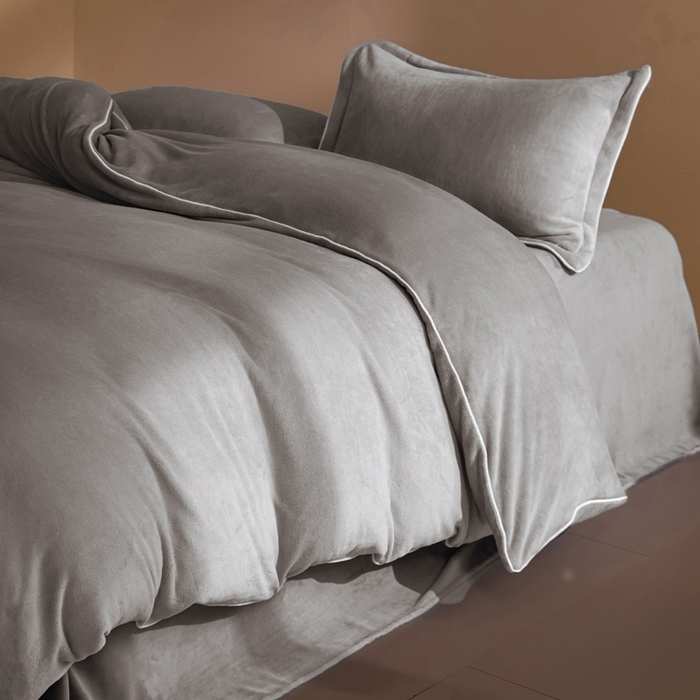 91家纺网 家纺一手货源 找家纺 麦田家纺 2025新款A类高克重纯色牛奶绒四件套 鸭蛋灰