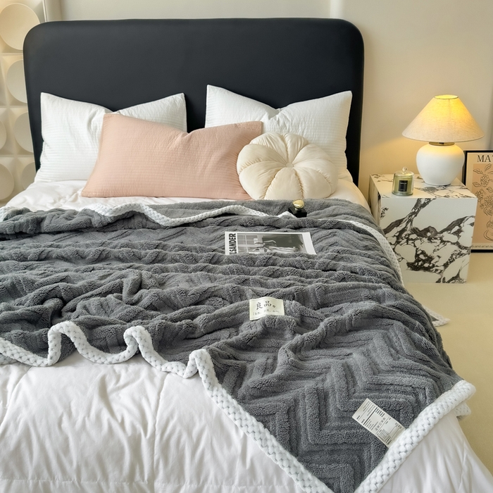 91家纺网 家纺一手货源 找家纺 穆琪2025新款轻奢盖毯高克重多层提花绵柔绒保暖毛毯绵密亲肤沙发毯休闲小毯子 陨石灰