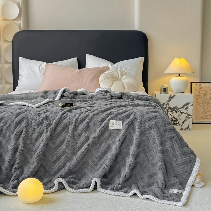 91家纺网 家纺一手货源 找家纺 穆琪2025新款轻奢盖毯高克重多层提花绵柔绒保暖毛毯绵密亲肤沙发毯休闲小毯子 陨石灰