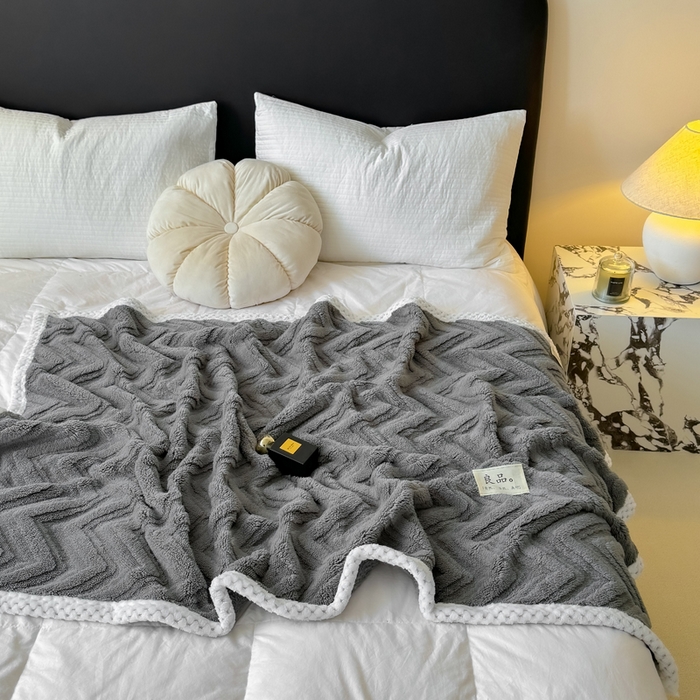 91家纺网 家纺一手货源 找家纺 穆琪2025新款轻奢盖毯高克重多层提花绵柔绒保暖毛毯绵密亲肤沙发毯休闲小毯子 陨石灰