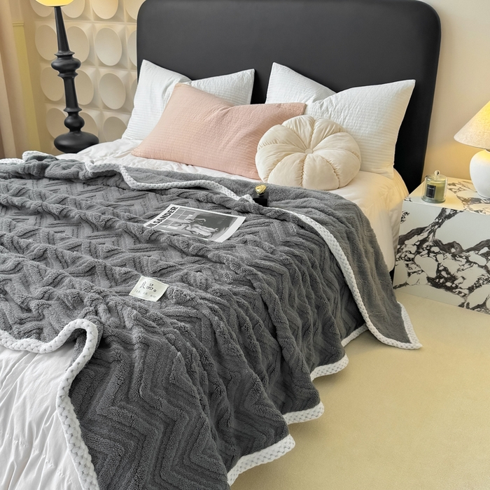 91家纺网 家纺一手货源 找家纺 穆琪2025新款轻奢盖毯高克重多层提花绵柔绒保暖毛毯绵密亲肤沙发毯休闲小毯子 陨石灰