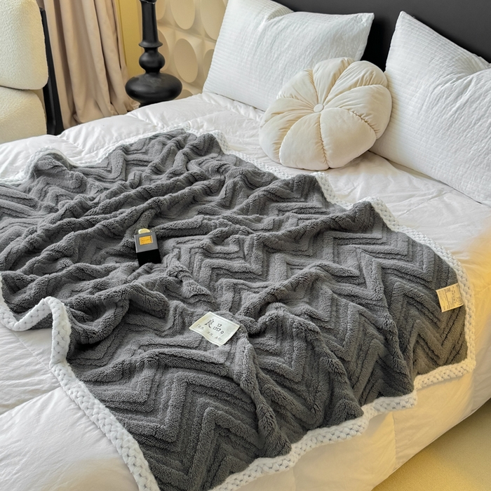 91家纺网 家纺一手货源 找家纺 穆琪2025新款轻奢盖毯高克重多层提花绵柔绒保暖毛毯绵密亲肤沙发毯休闲小毯子 陨石灰