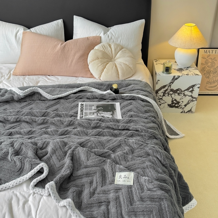 91家纺网 家纺一手货源 找家纺 穆琪2025新款轻奢盖毯高克重多层提花绵柔绒保暖毛毯绵密亲肤沙发毯休闲小毯子 陨石灰