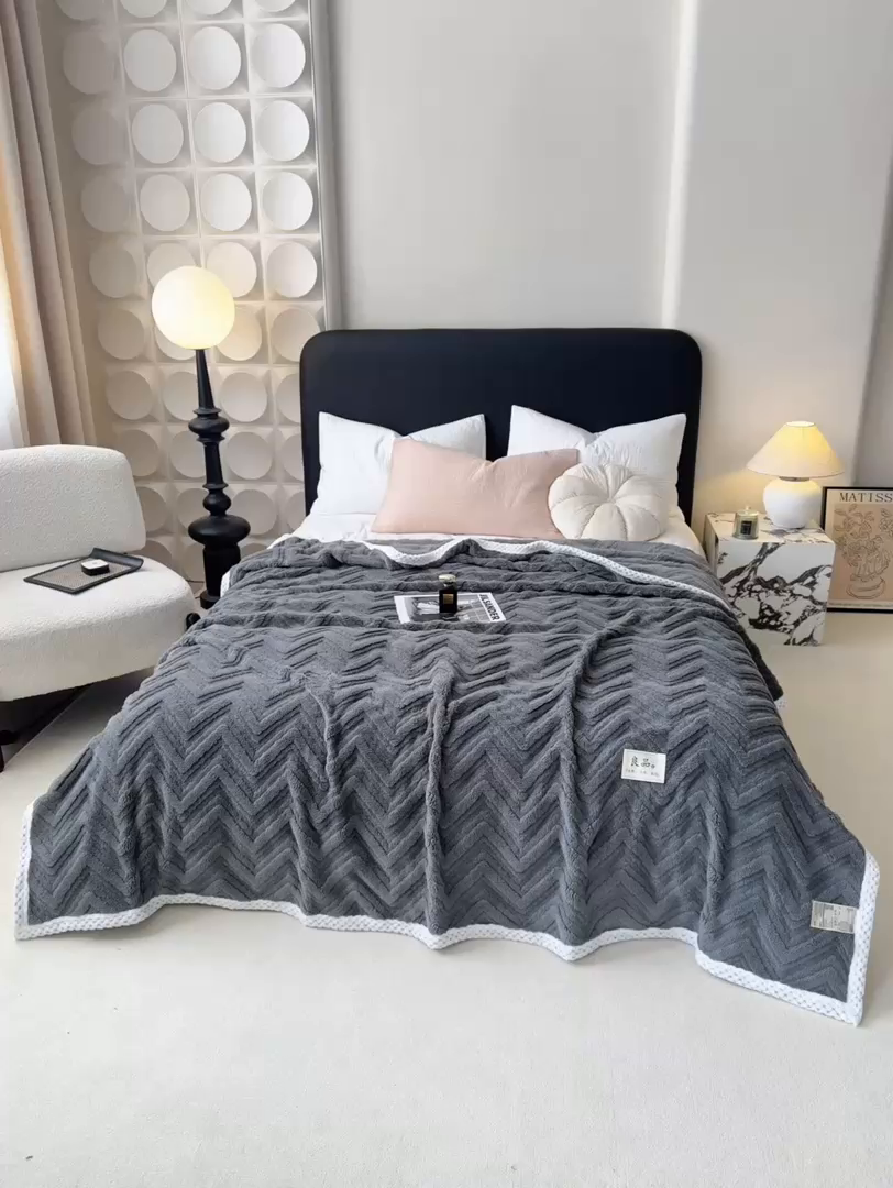 91家纺网 家纺一手货源 找家纺 穆琪2025新款轻奢盖毯高克重多层提花绵柔绒保暖毛毯绵密亲肤沙发毯休闲小毯子 陨石灰