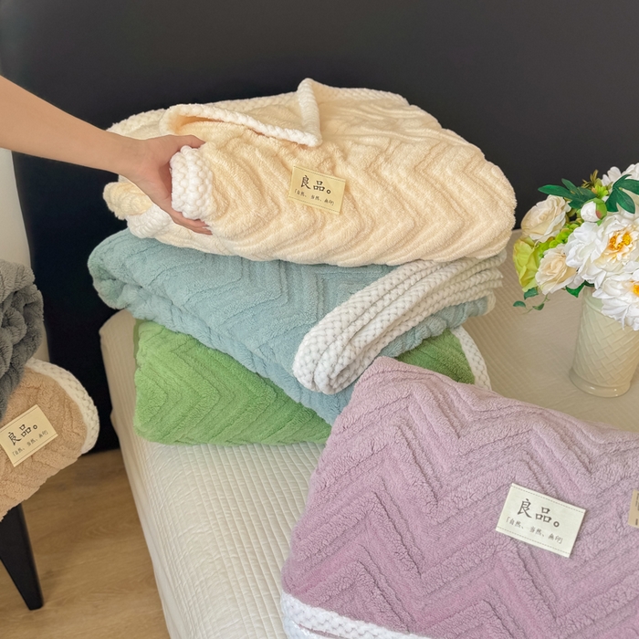 91家纺网 家纺一手货源 找家纺 （总）穆琪2025新款轻奢盖毯高克重多层提花绵柔绒保暖毛毯绵密亲肤沙发毯休闲小毯子