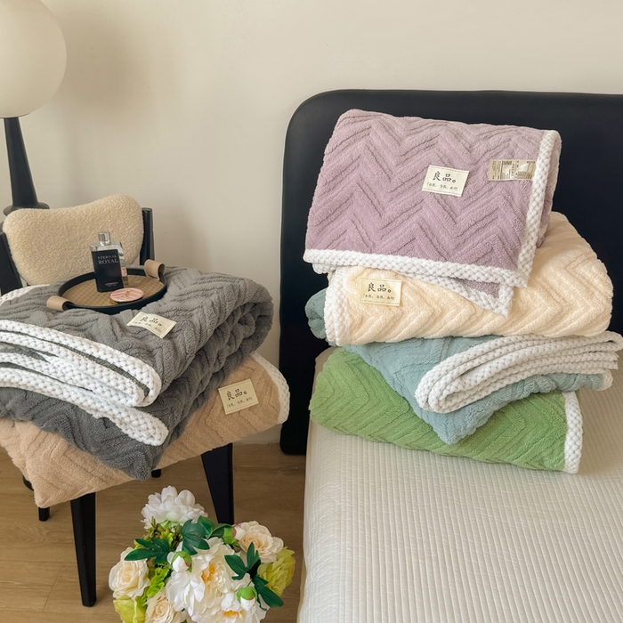 91家纺网 家纺一手货源 找家纺 羋多 2024新款跨境仿兔毛绒多功能毛毯高克重魔法绒4公分宽抽条毛毯 云母白