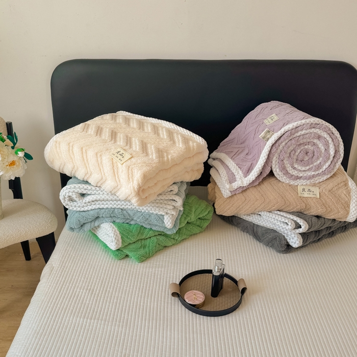 91家纺网 家纺一手货源 找家纺 （总）穆琪2025新款轻奢盖毯高克重多层提花绵柔绒保暖毛毯绵密亲肤沙发毯休闲小毯子