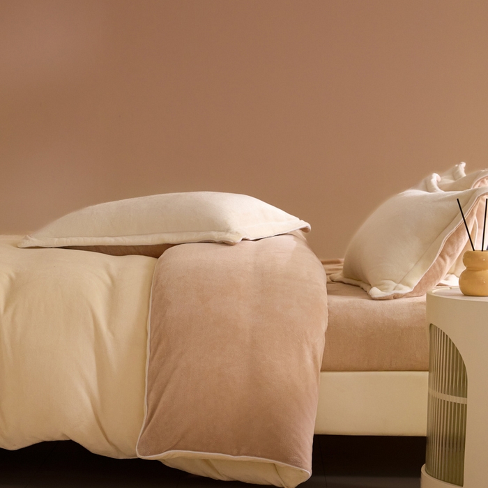 91家纺网 家纺一手货源 找家纺 麦田家纺 2025新款A类高克重纯色牛奶绒四件套 奶白咖