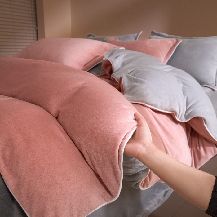 91家纺网 家纺一手货源 找家纺 麦田家纺 2025新款A类高克重纯色牛奶绒四件套 肉粉-鸭蛋灰
