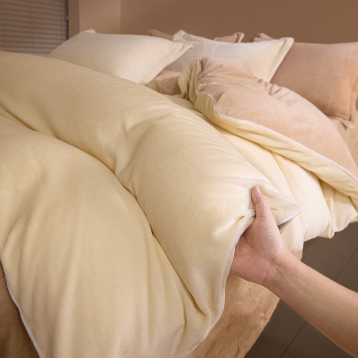 91家纺网 家纺一手货源 找家纺 麦田家纺 2025新款A类高克重纯色牛奶绒四件套 奶白咖