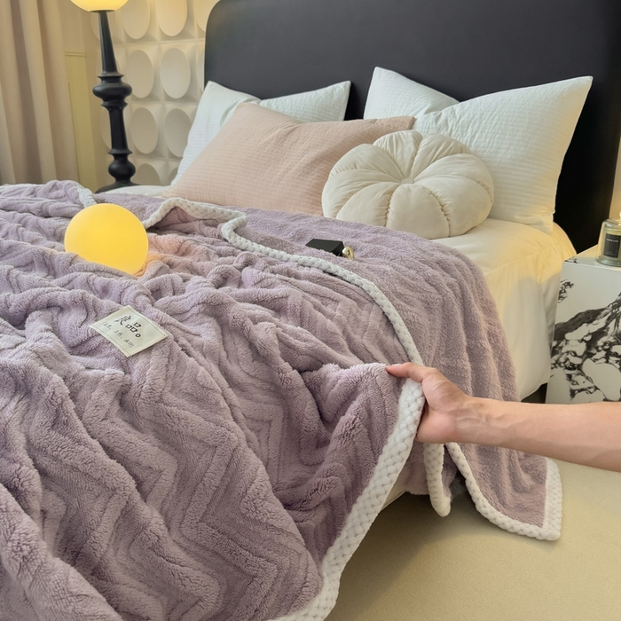 91家纺网 家纺一手货源 找家纺 穆琪2025新款轻奢盖毯高克重多层提花绵柔绒保暖毛毯绵密亲肤沙发毯休闲小毯子 水晶紫