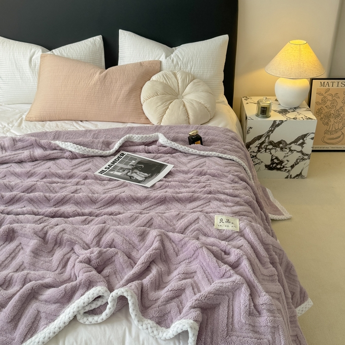 91家纺网 家纺一手货源 找家纺 穆琪2025新款轻奢盖毯高克重多层提花绵柔绒保暖毛毯绵密亲肤沙发毯休闲小毯子 水晶紫