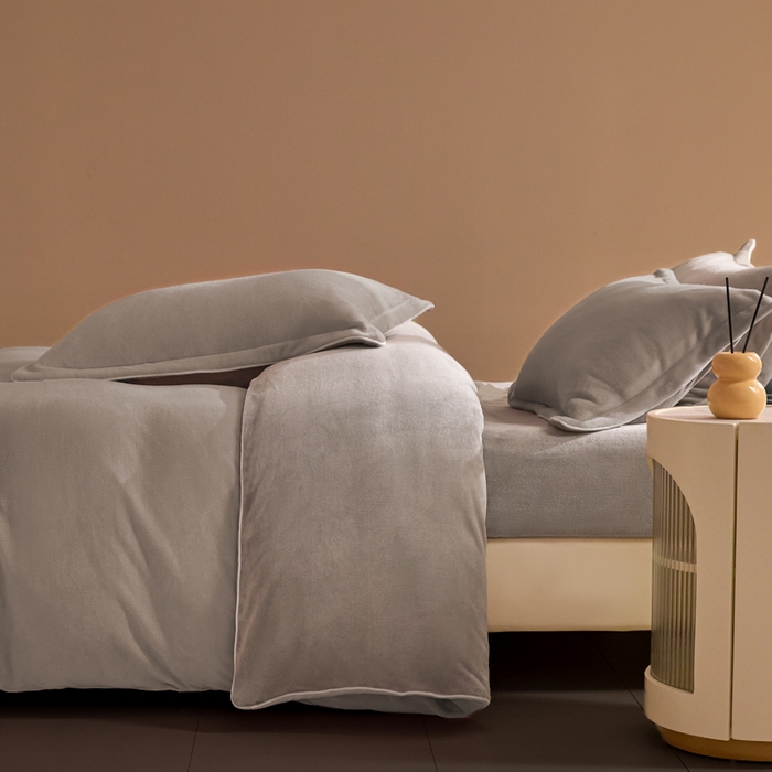 91家纺网 家纺一手货源 找家纺 麦田家纺 2025新款A类高克重纯色牛奶绒四件套 灰咖