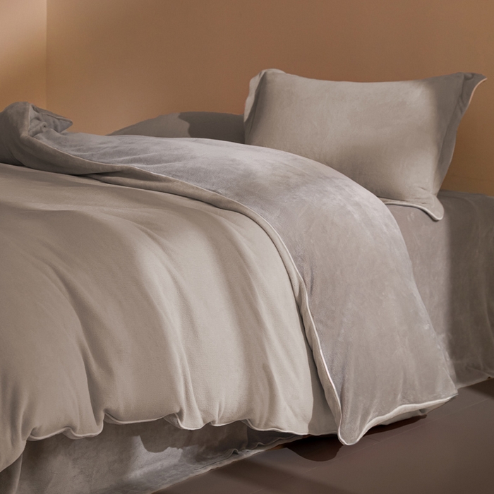 91家纺网 家纺一手货源 找家纺 麦田家纺 2025新款A类高克重纯色牛奶绒四件套 灰咖