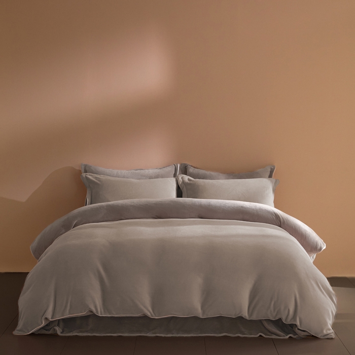 91家纺网 家纺一手货源 找家纺 麦田家纺 2025新款A类高克重纯色牛奶绒四件套 灰咖