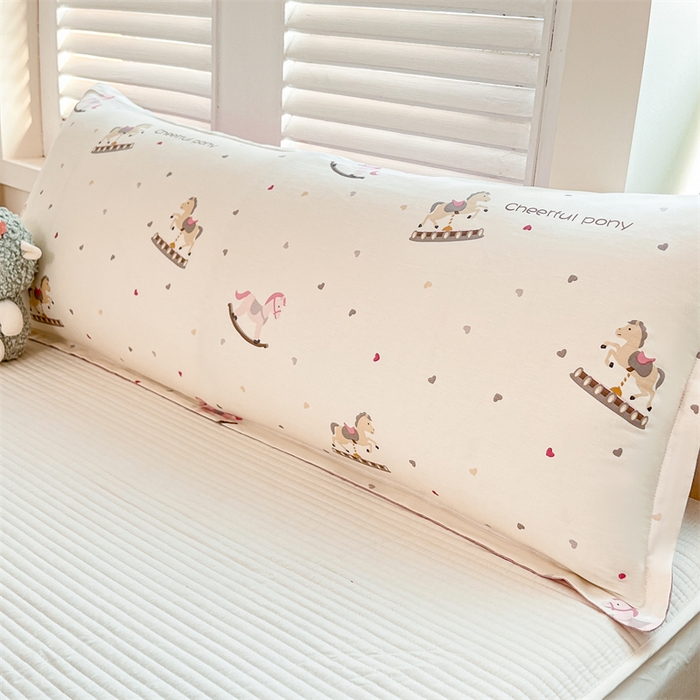 91家纺网 家纺一手货源 找家纺 麦田家纺 2025新款全棉印花12868长枕 爱心木马